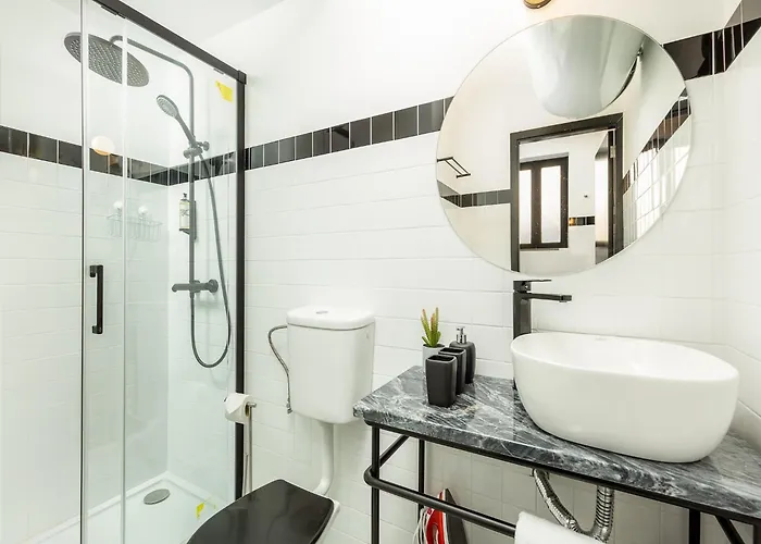 Spacious 4-bedroom In Порту