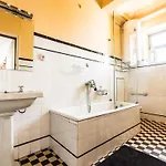 Spacious 4-bedroom In Apartment *