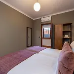 Apartment Spacious 4-bedroom In