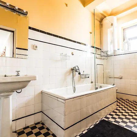 Spacious 4-bedroom In Appartement *