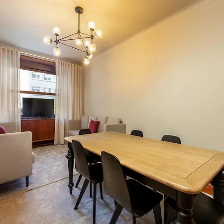 Spacious 4-bedroom In Lägenhet