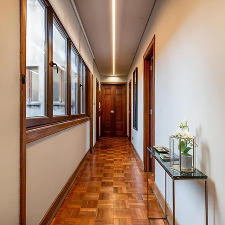 Spacious 4-bedroom In Lägenhet Oporto