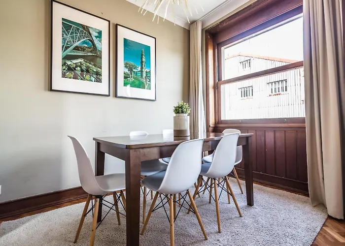 Spacious 4-bedroom In Lägenhet Oporto