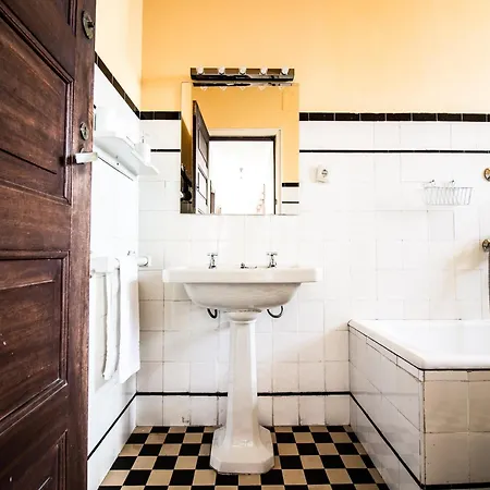 Spacious 4-bedroom In Apartamento