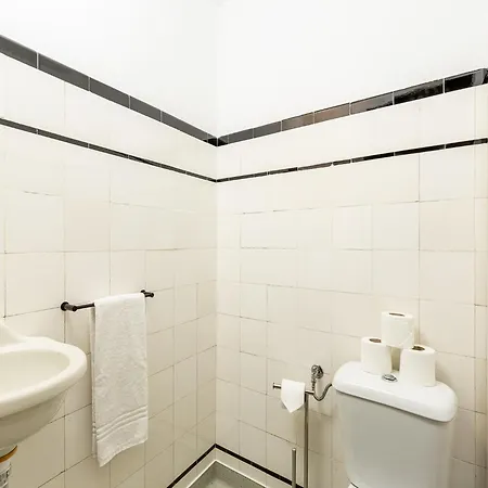 Spacious 4-bedroom In Apartamento *